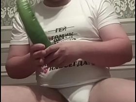 一个道德解放的基佬把他被爆菊的大屁股视频泄露到网上！ gay porn chinese dad son