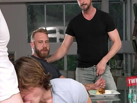 欢乐团聚引发嫩男继子互换 asian gay socks porn