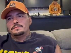 老子招待客人最到位，请喝酒喝水，含鸡巴，还用换挡杆捅他们屁眼 asian solo gay porn