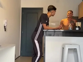 训练时认识的猛男被我骑在身下 big chinese ass men gay porn