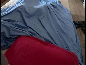 他在被窝里快速激烈地打飞机射精 - 真实高潮 hot gay porn video