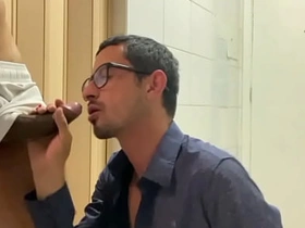 干到兴起把受的衣服撕烂，他穿着内裤跑了 japan uncensored gay porn