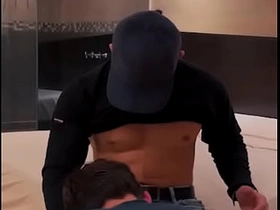 我给送气球的小哥额外小费，结果他把我操得爽翻天 korean gay porn telegram