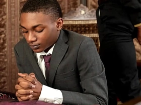 黑人浸信会男孩多米尼克·杨被黑人牧师普林斯·雷恩的大黑屌干了！这小基佬嘴和屁眼都没逃过那根巨屌！ daddy chinese massage gay porn