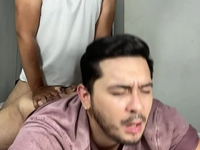 趁他老婆睡着...继父在房间里把我当婊子干 - 同志乱伦 无套内射肛交 chinese gay bussy porn