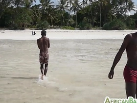 赤裸黑肤嫩弟淋浴后填素人 chinese gay porn gym