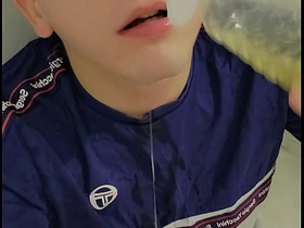 18岁男孩玩自己的鸡巴 hot gay men sex porn