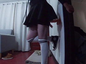 穿迷你裙的Chico从肛门拳交入门，塞进他的新巨型假阳具 asian delivery man gay porn