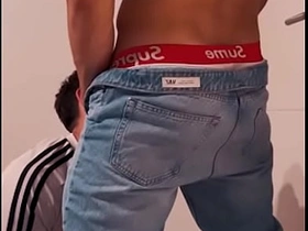 单身派对上的直男男友偷偷在派对角落操我 porn gay hot indian