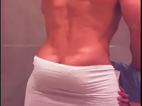 看到哥们从酒吧回来洗澡 忍不住冲进淋浴间跟他搞 asian basketball gay porn