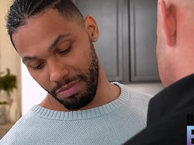 地下男孩 - 发情的托尼爬向布洛克鼓胀的裤裆 korean gay cute porn