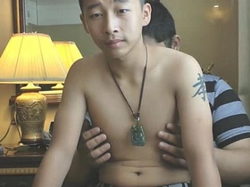 大鸡巴男孩打飞机 gay porn little asian boy banged by muscle daddy