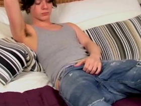 HomoEmo：情绪摇滚骚货桑迪·詹金斯在床上撸硬屌 asian viral gay boy sex videos