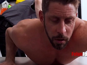 小偷只有两个选择：要么操警卫，要么在监狱里被操 gay porn hot story