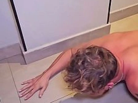 大胡子主人操烂小鲜肉的屁眼，把他当性奴使唤。BDSM狗玩羞辱高潮 taiwanese gay boy porn