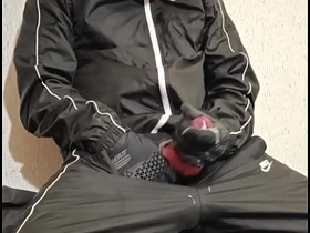 穿运动裤的骚年发情了 japanese squirting gay porn