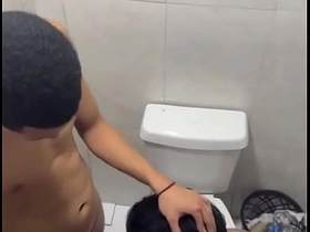 夜店厕所偷拍直男大屌口交 gay porn chinese man eating ass