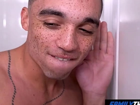 家庭嫩肉 - 看我朋友和他继父搞 asian gay sex videos of