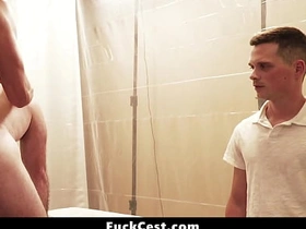 那男人毫不掩饰他青筋暴起的勃起鸡巴 - 乱伦性交 pinoy vf gay porn