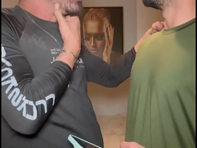 朋友看到我手机相册里的屌照非要看实物 结果忍不住直接口了起来 korean gay porn student