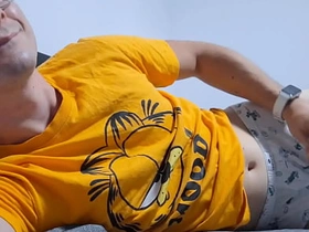 饥渴大学生在床上撸管等继父 japanese gay feet porn