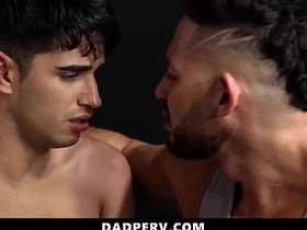 继子让继父抚弄他的鸡巴 任由其掌控 - 老爸变态 japanese gay porn net