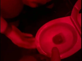 业余小帅哥在俱乐部厕所看朋友撒尿，伸手帮忙然后自己硬了... gay chinese skateboard porn