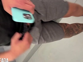 在健身房回来的路上在楼梯间给朋友口交 gay chinese marine porn