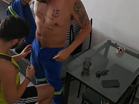 维修工来查网线却把鸡巴插进来 hd asian gay porn