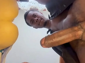 老爹边吐口水边用飞机杯撸他那根大屌，最后射了 gay porn korean sex