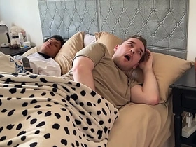 别出声，别让你继兄发现！- 与大鸡巴纹身拉丁小鲜肉3P japan gay porn 2021