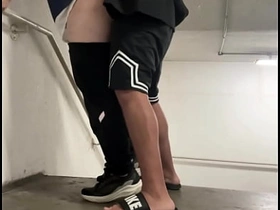 楼道贱货求楼梯间挨操，老子如她所愿狠狠干了 gay hot sex videos asian