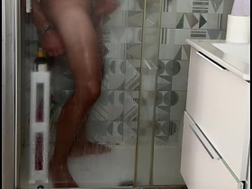 被抓到在淋浴时打飞机 射精猛烈 真实高潮 —— 被偷窥 japan gay porn movies