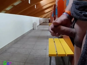 我在公共更衣室撸我厚包皮鸡巴，差点被抓到两次。 massage porn gay asian