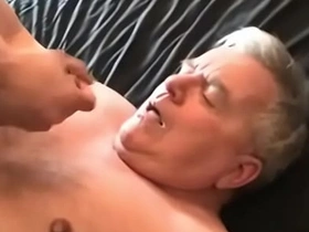 年轻亚裔射精在老爹脸上 hiroto gay japan porn