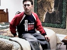 Vinnie给毛茸茸直男Paulie吹箫 teen asian boys gay sex videos