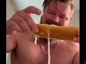 肌肉猛男连续5次把浓精射在热狗上 porn gay asian bear