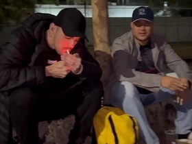 哥们在球场喝酒结果搞起基来，突然冒出个流浪汉让一切更有意思了 gay asian porn massage