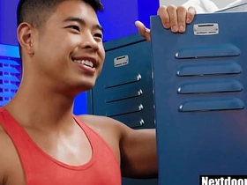 亚裔肌肉男被大屌朋友猛干 asian old gay porn