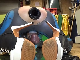 Extremeslut66 戴着隧道塞放屁，同时往屁眼里塞一根长假阳具 mr bolden chinese gay porn