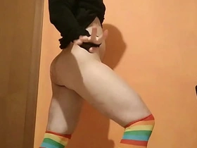 屁眼塞四颗网球？老娘现在做得到了！！！ japanese gay tickle porn