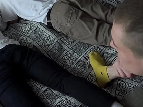 瘦仔带朋友来家玩——趁他们打游戏时，他和继父把他们全干了 hot sg gay porn