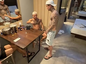 我和我哥们儿还有他朋友3P爽翻天 office gay porn asian