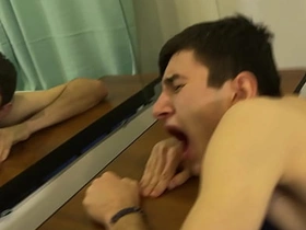 可爱摔跤少年训练时发情，直接在地板上开干——最后射进对方嘴里 gay porn school japan