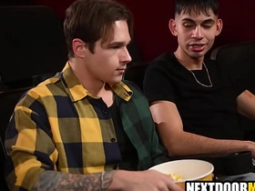 深柜男在电影院约炮基佬情人 japanese gay outdoor porn