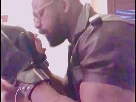 肌肉男BDSM跨种族玩乳头 舔肛打飞机 gay hunk porn asian