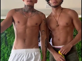 被动女装男孩被一对大屌猛男夫妻双插 japan public gay porn