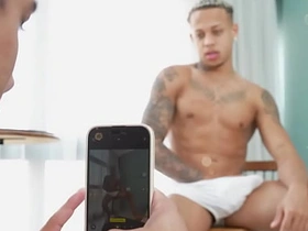 叫兄弟来拍照 结果他把我鸡巴嗦到射精 jap gay porn tumblr