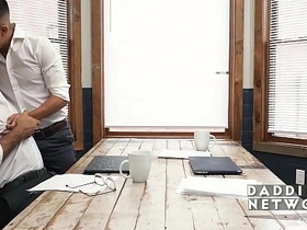 加班时间被他压在身下 gay porn hot rod