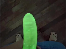 我试了霓虹避孕套 - 看它在黑暗中发光 hot gay hentai porn